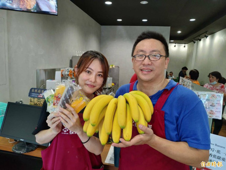 冰店業者陳冠志、王襄寧夫妻檔，發起「買冰送香蕉」活動，用實際行動來幫蕉農。（記者劉曉欣攝）